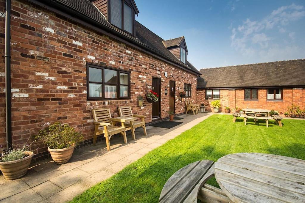 Holiday home Zoe's With Alpaca's And 7 Mins Drive To Alton Towers *